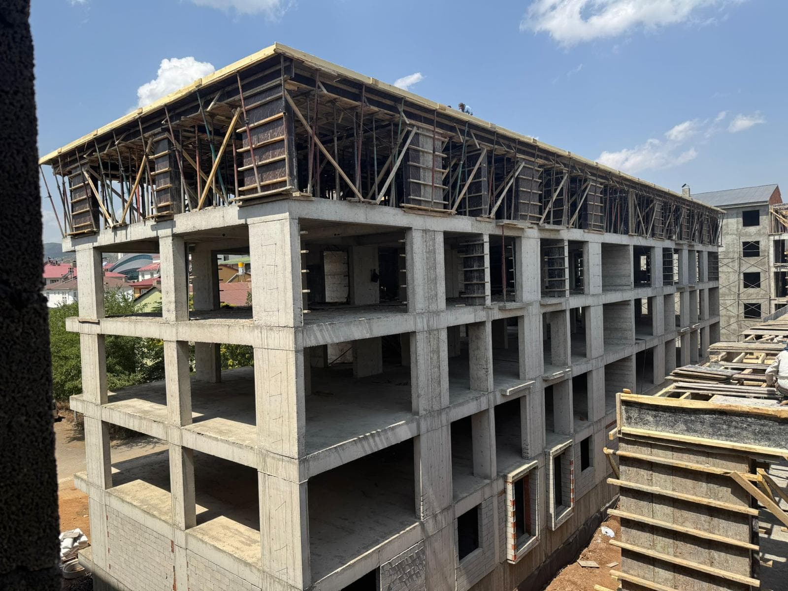 Betonarme taşıyıcısı yükselen çok katlı yapı